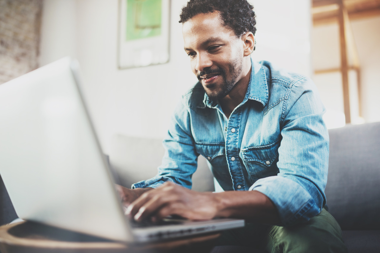 Homem trabalhando em seu notebook. Saber como escolher o melhor pacote ms office é importante para sua economia e produtividade.