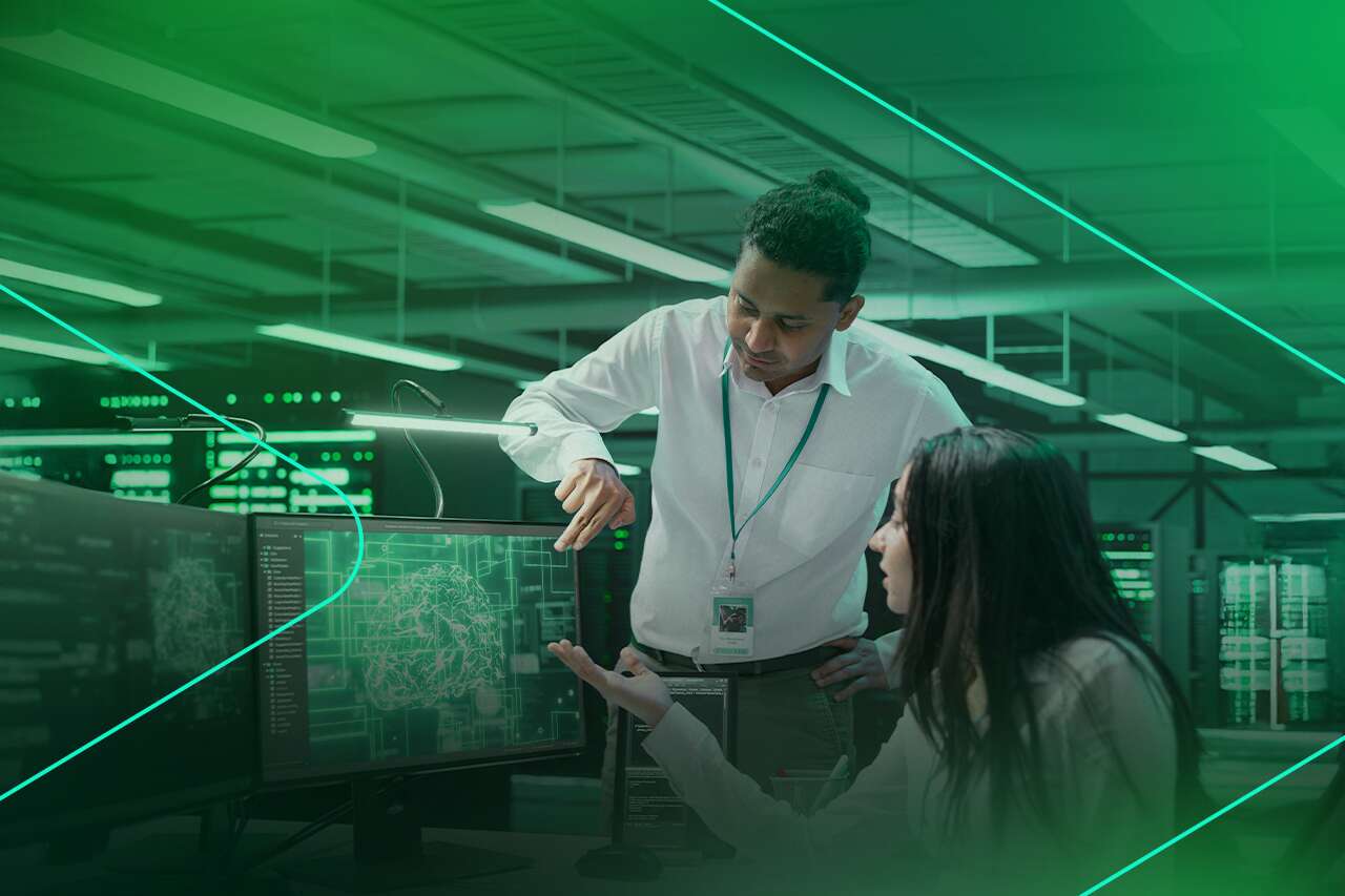 Profissionais de TI analisando dados em monitores