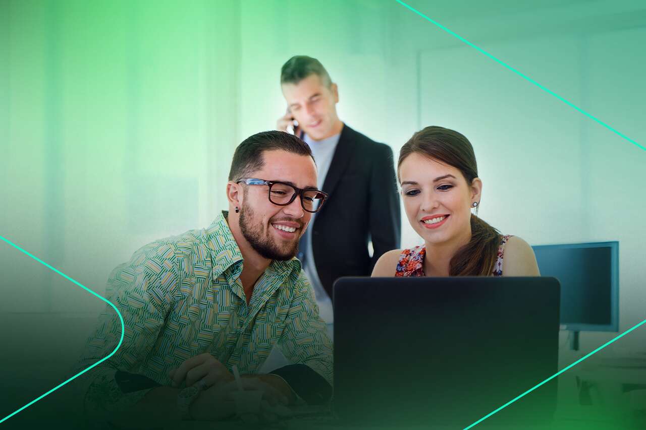 Duas pessoas trabalhando em um laptop no escritório