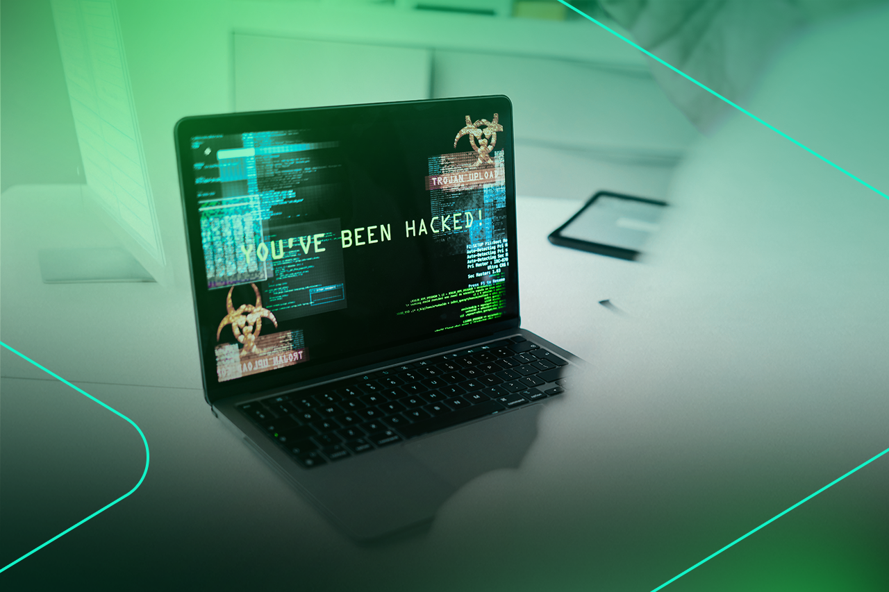 Tela de computador com mensagem de ataque cibernético.