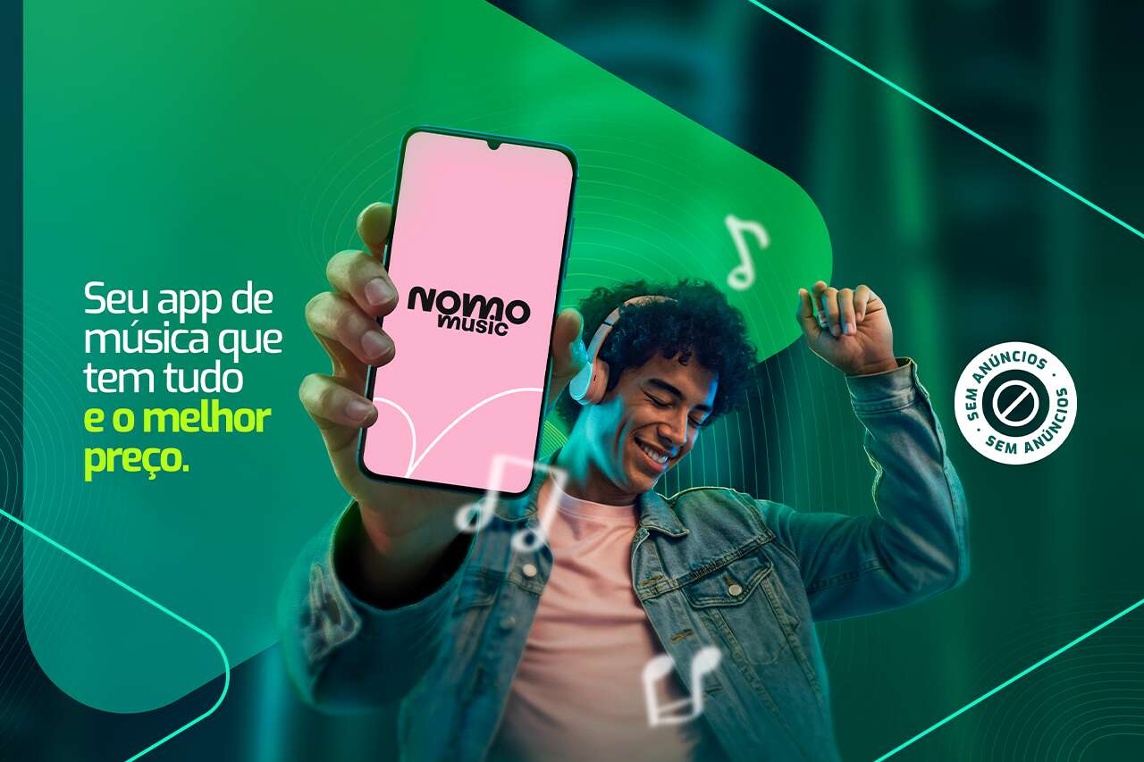 Usuário sorridente usando o app Nomo Music.